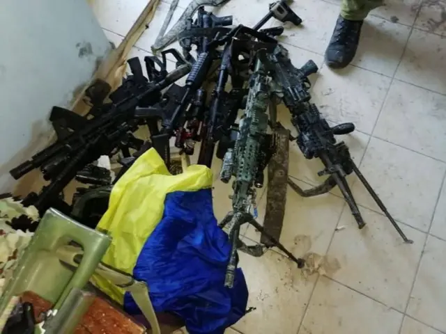 Оружие и флаг Украины, которые якобы были изъяты россияйскими военными у убитых бойцов ССО ВСУ