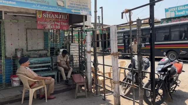 औरंगजेब कबर परिसरात पोलिसांचा मोठा बंदोबस्त तैनात करण्यात आलाय.