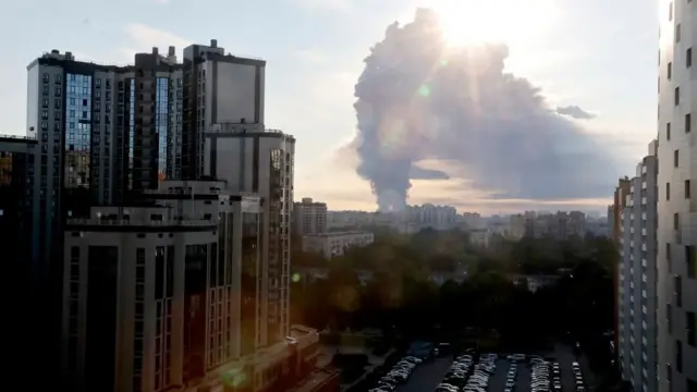 Fumaça sobe de um incêndio em galpões da Wildberries, em São Petersburgo, Rússia, em 24 de julho de 2026