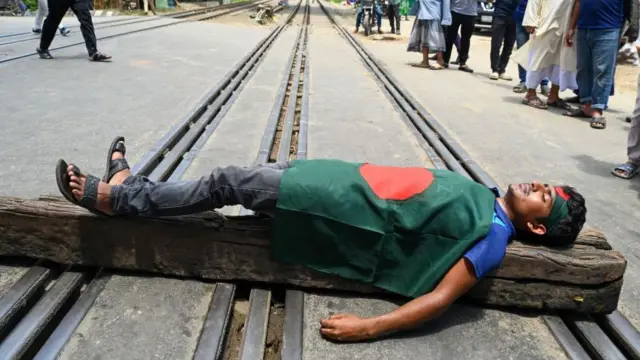 छात्रों ने बांग्लादेश में कई इलाकों की ट्रेन सेवा को रोकने की कोशिश की है