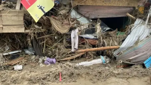 ځايي خلک وايي، په دې کلي کې له ۸۰ تر ۹۰ پورې کورونه وو.