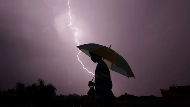 번개가 치는 밤하늘