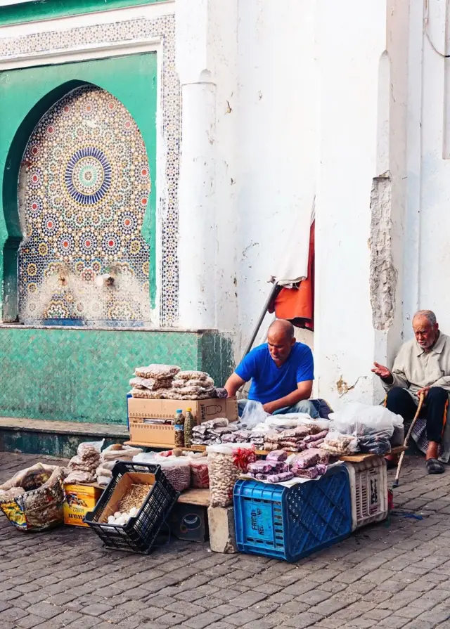 کونوں پر مقامی اور موسمی پھل اور دوسری نعمتیں دستیاب ہیں