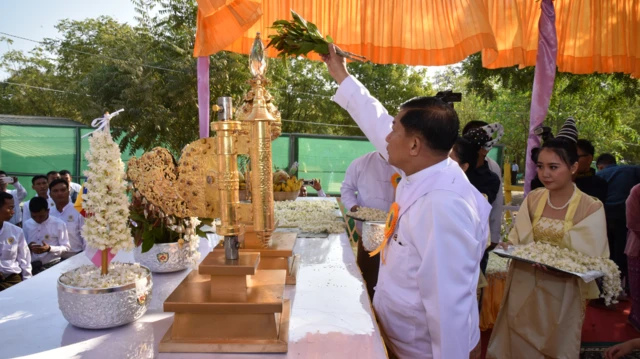 ထီးလိုမင်းလို ဘုရားစိန်ဖူးတော်ကို ပူဇော်နေတဲ့ စစ်ခေါင်းဆောင် ဗိုလ်ချုပ်မှူးကြီးမင်းအောင်လှိုင်