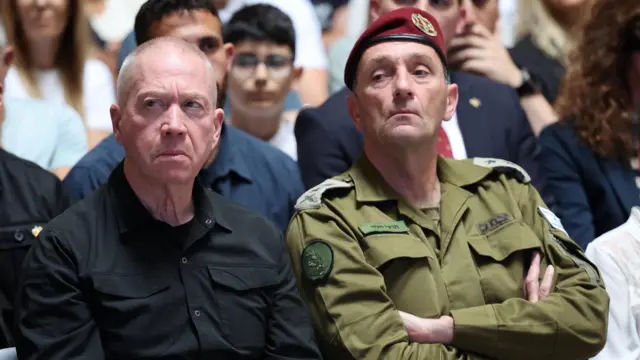 El jefe del Estado Mayor de Israel, Herzi Halevi (derecha), junto al ministro de Defensa, Yoav Gallant.