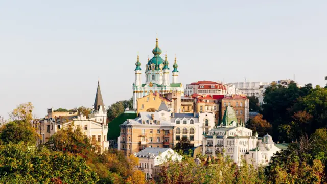 La iglesia de St. Andrew's en Kyiv en un día soleado. 