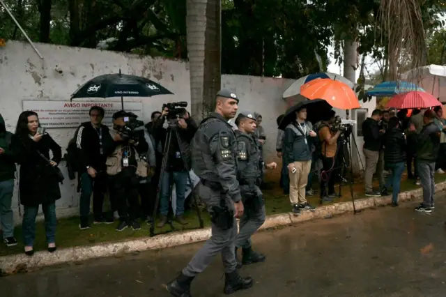 Policías y periodistas cerca del lugar del accidente.