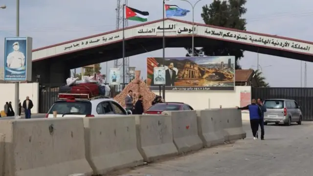 सीरियाला लागून असलेली जॉर्डनची सीमा. दोन्ही देशांदरम्यान 360 किलोमीटर लांबीची समान सीमा आहे.
