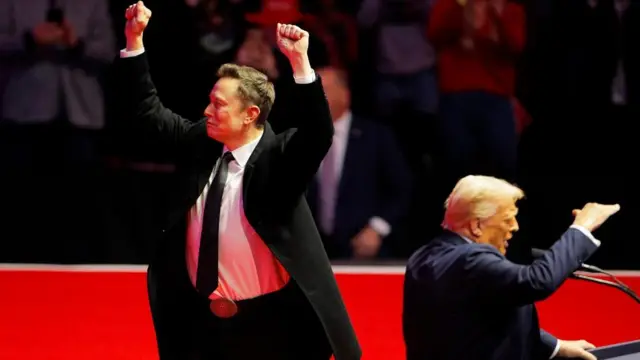 테슬라 최고경영자인 일론 머스크가 2025년 1월 19일 미국 워싱턴에서 열린 도널드 트럼프 당선인의 재선 취임 전날 유세에서 제스처를 취하고 있다