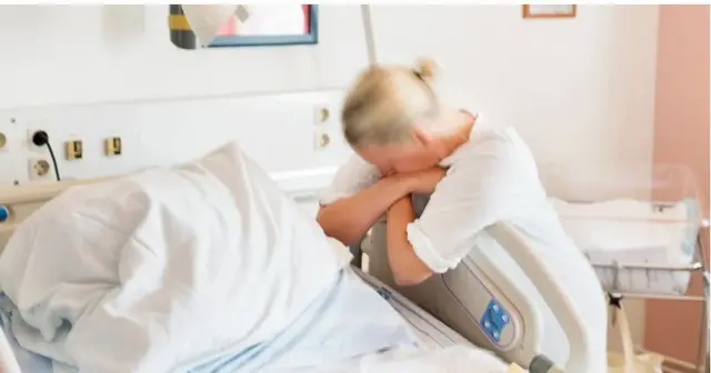 ifoto y'umugore uri kunda yishingikirije ku gitanda