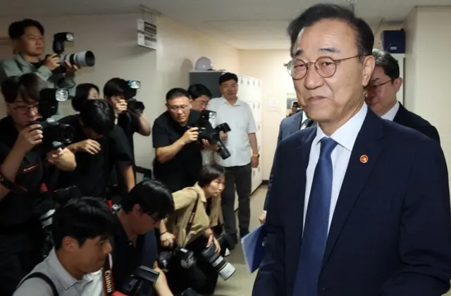 김윤덕 국토교통부 장관 등이 13일 서울 종로구 세종대로 정부서울청사에서 전월세 및 매매시장 안정을 위한 주택 신속공급 방안 및 부동산 시장 안정을 위한 금융 종합대책 발표를 위해 이동하고 있다
