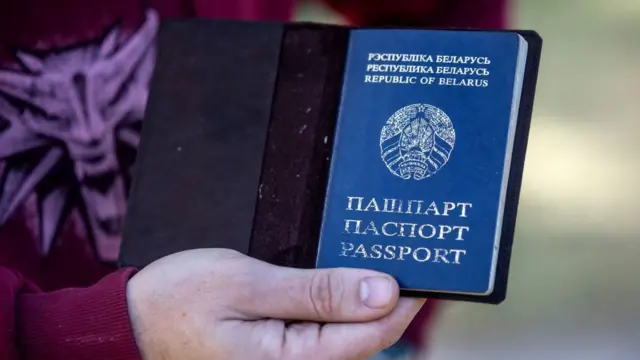 Крупным планом в руке обложка белорусского паспорта 