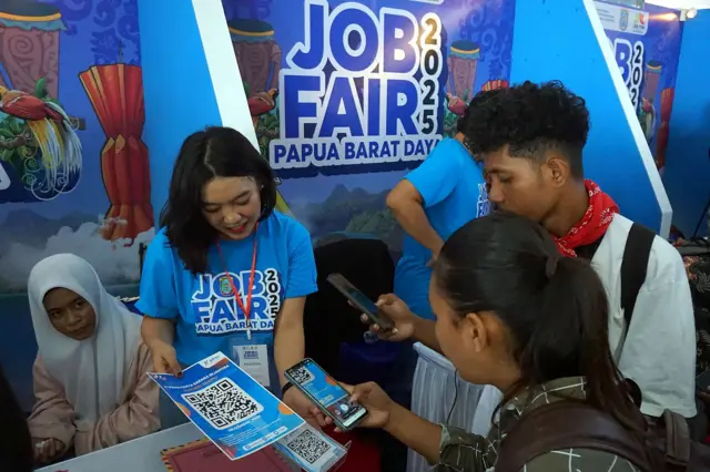 Pencari kerja mencari informasi saat bursa kerja di Kota Sorong, Papua Barat Daya, Selasa (16/9/2025). Pemerintah Provinsi Papua Barat Daya menggelar bursa kerja yang diikuti sebanyak 17 perusahaan untuk 1.062 lowongan kerja, dengan 90 jenis pekerjaan bagi pencari kerja lulusan SMA/SMK, diploma, sarjana hingga magister yang bertujuan untuk memperluas kesempatan kerja dan menekan angka pengangguran di provinsi tersebut. 