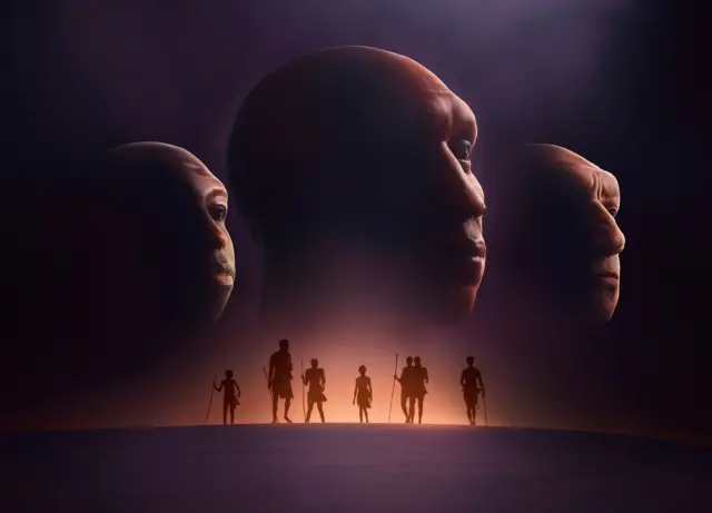 Силуете глава предака људи док из тамних боја излази сунце на хоризонту