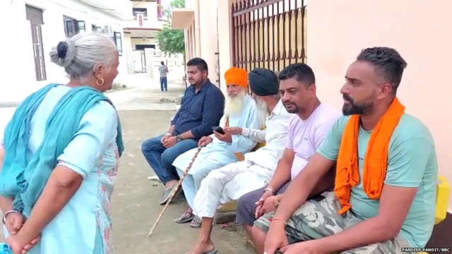 ਪੰਜਾਬ ਵਿੱਚ ਅਮਨਦੀਪ ਹੋਰਾਂ ਦੇ ਘਰ ਬਾਹਰ ਉਨ੍ਹਾਂ ਦੇ ਜਾਣਕਾਰ