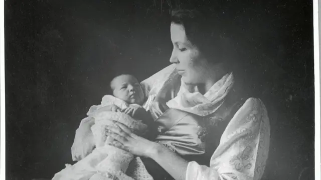 কন্যা সন্তানের জন্মের পরে রাণী হোপ কুক। তার প্রথম সন্তানটি পুত্র