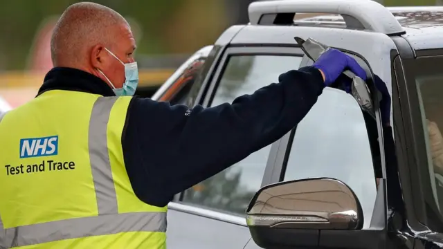 İngiltere'de arabada Covid-19 testi