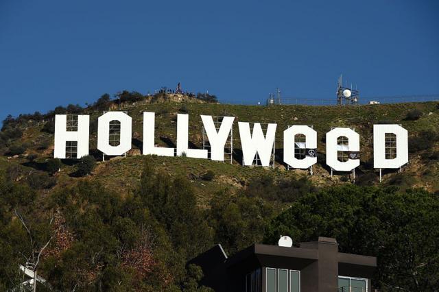 Letreiro com alterações, onde se lê Hollyweed