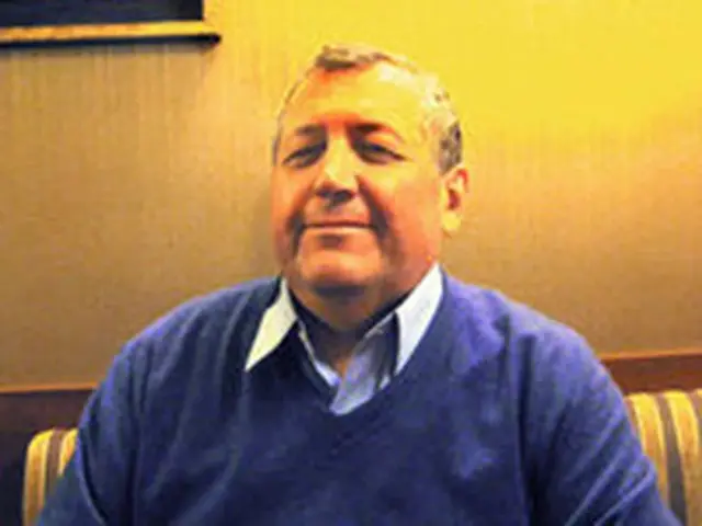 Мужчина смотрит в объектив