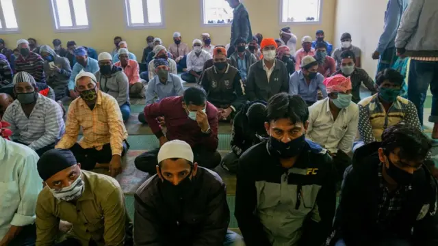 काठमांडू की एक मस्जिद में नमाज के लिए जुटे लोग