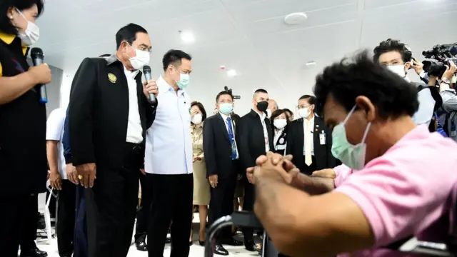 นายกรัฐมนตรีตรวจเยี่ยมศูนย์วัคซีนกลางบางซื่อ ณ สถานีกลางบางซื่อ วันที่ 7 มิ.ย. 2564