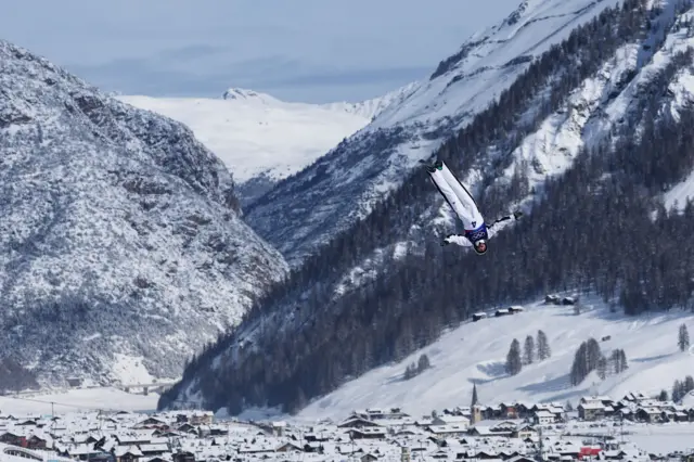 Американка Уинтер Винеки выступает в квалификации соревнований по лыжной акробатике среди женщин в Livigno Air Park