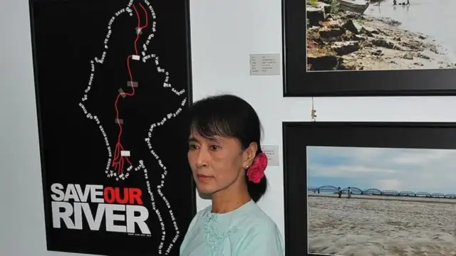 မြစ်ဆုံ စီမံကိန်း ဖျက်သိမ်းရေး ပြပွဲ အခမ်းအနား တခုကို ၂၀၁၁ ခုနှစ်က ဒေါ်အောင်ဆန်းစုကြည် တက်ရောက်ခဲ့စဉ်