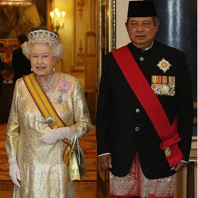 Ratu Elizabeth dan SBY menjelang jamuan makan malam pada 31 Oktober 2012.