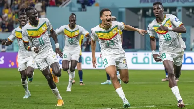 Les joueurs sénégalais célèbrent le penalty d'Ismaila Sarr contre l'Équateur.