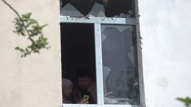 Айзатбүбү Акылбекова: "Чек арадагы жаңжалдан бери мектепке чогула элекпиз. Өзүңөр билгендей биздин мектепке ок атылып, бир топ жабыр тартты"