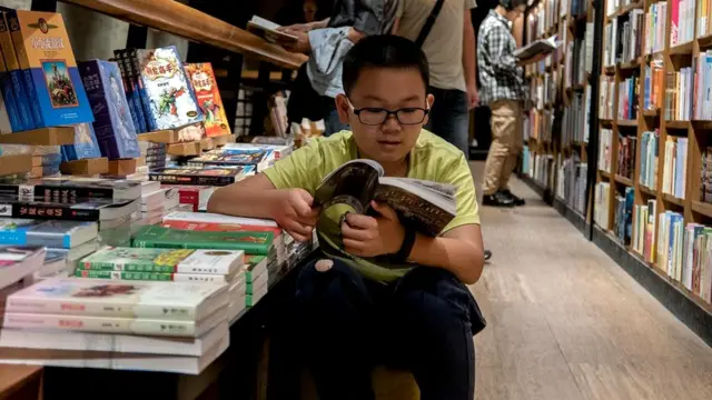 китеп дүөндөгү бала