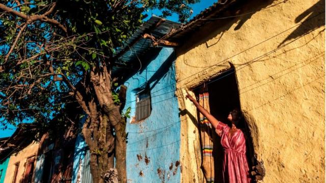 فتاة تقف في مدخل منزلها تحت أشعة الشمس في مدينة "غوندار" بولاية أمهرة المجاورة لتيغراي في إثيوبيا.