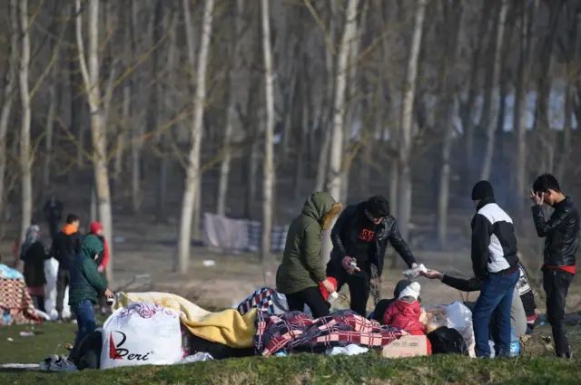 Meriç Nehri kıyısında Yunanistan'a geçmek için bekleyen göçmenler, 3 Mart 2020