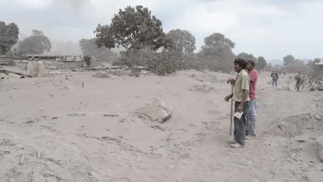 Rescatistas en la zona afectada por el volcán.