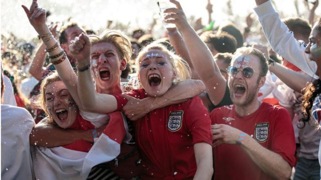 Ở Anh cổ động viên ăn mừng bóng đá