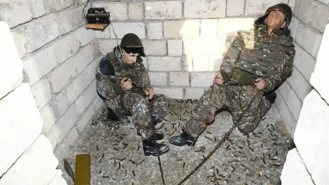 Куклы привязанных цепью к земле солдат.