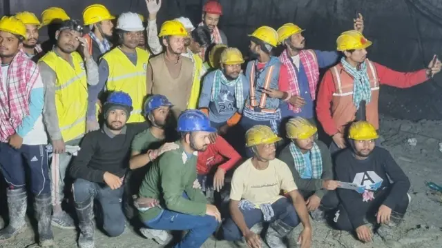 उत्तराखण्डमा एउटा निर्माणाधीन सुरुङ मार्गमा फसेका कामदारहरू उद्धार गरिनुअघि सामूहिक तस्बिर खिँचाउँदै