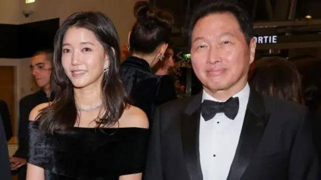 Chey Tae-won con su actual pareja, Kim Hee-young.