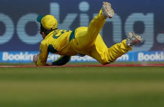 રોહિત શર્માનો કૅચ ઝડપતા ટ્રેવિસ હેડ