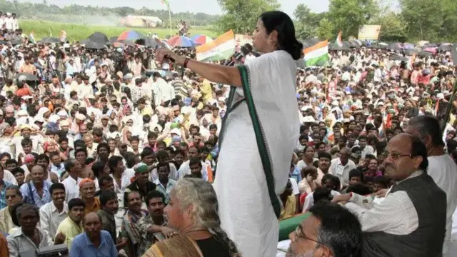 सिंगूर में आंदोलन के दौरान ममता बनर्जी
