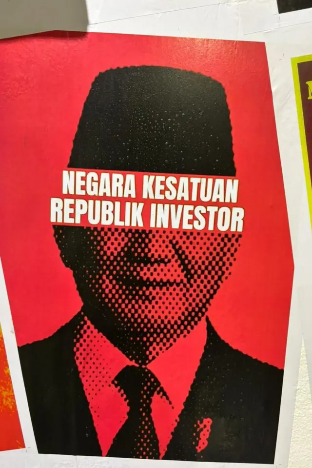 Poster bertuliskan 'negara Kesatuan Republik Investor' menjadi bagian dari instalasi seni.