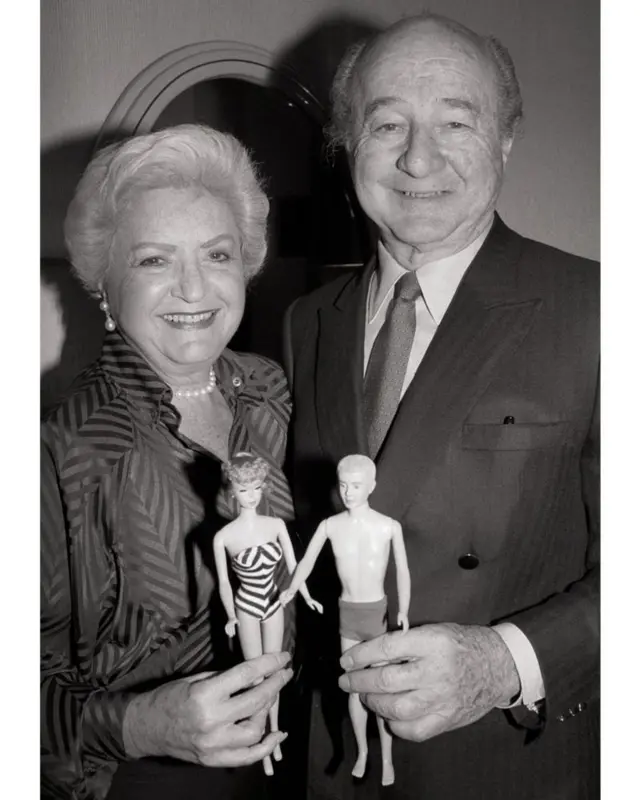 Ruth y Elliot Handler con sus famosos muñecos, Barbie y Ken 
