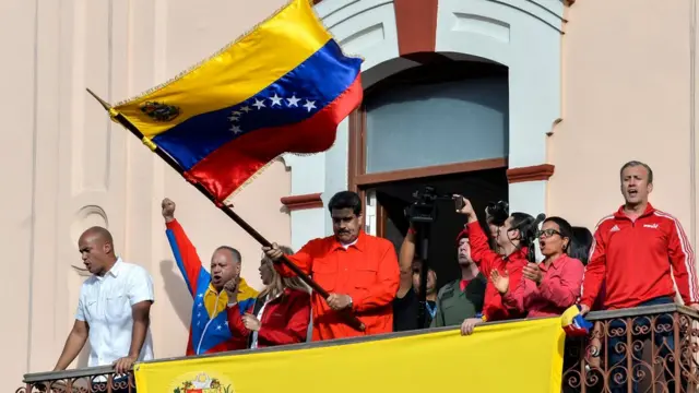 نیکلاس مادورو خود را رئیس‌جمهوری قانونی ونزوئلا می‌داند و حاضر نیست از قدرت کناره بگیرد