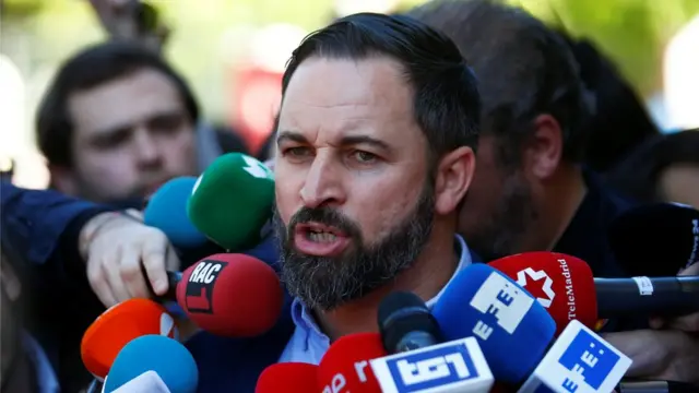 سانتیاگو آباسکال از حزب راست افراطی بوکس بعد از دادن رای با خبرنگاران صحبت کرد