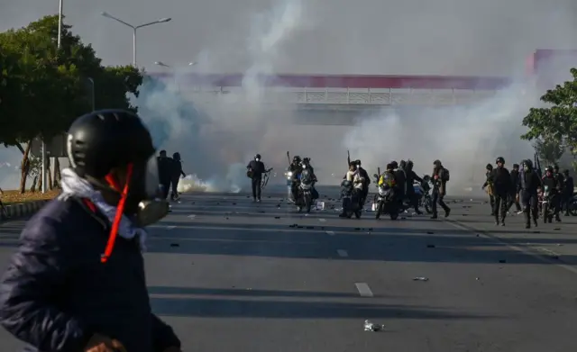 বারেবারে পুলিশের সঙ্গে বিক্ষোভকারীদের সংঘর্ষ বেঁধেছে। 