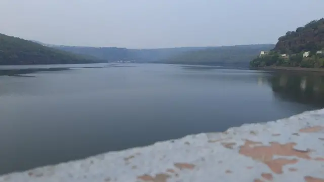 కృష్ణా జలాల పంపకాలపై తెలుగు రాష్ట్రాల మధ్య వివాదాలు నడుస్తున్నాయి.