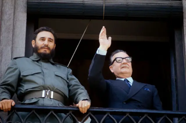 Fidel Castro (i), junto a Salvador Allende, que saluda desde un balcón. 