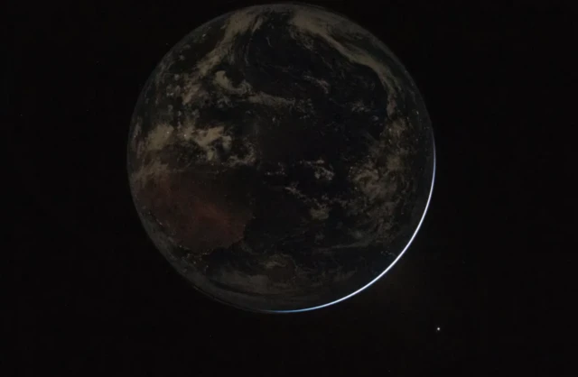 ਨਾਸਾ ਮੁਤਾਬਕ, ਧਤਰੀ ਦੇ ਹੇਠਾਂ ਸੱਜੇ ਪਾਸੇ ਨਜ਼ਰ ਆਉਂਦਾ ਚਮਕਦਾਰ ਗ੍ਰਹਿ ਸ਼ੁੱਕਰ ਹੈ