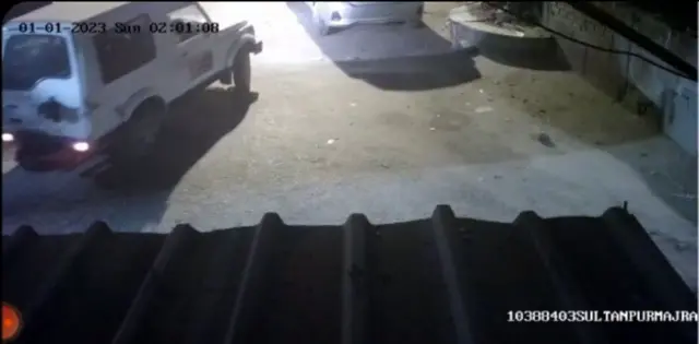 விபத்து நடந்த இடத்திலிருந்து சுமார் 50 மீட்டர் முன்பு, பலேனோ கார் சென்று 30 வினாடிகளுக்குப் பிறகு பிசிஆர் கடந்து செல்கிறது. இந்த சிசிடிவியின் நேர பதிவைச் சரிபார்க்க முடியவில்லை