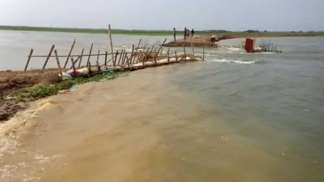 কৃষকরা বলছেন, স্থানীয় কর্তৃপক্ষের গাফিলতির কারণে বাঁধ ভেঙে গেছে